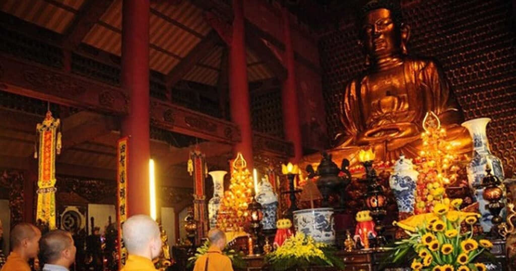 Pho Tượng Phật Thích Ca Bằng Gỗ Mít Cao 5,4M Ở Chùa Đỏ