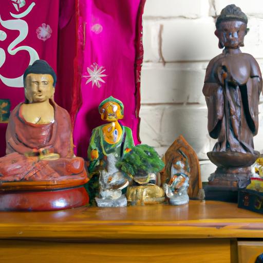 Bàn Thờ Với Những Tác Phẩm Nghệ Thuật Cổ Xưa Và Tượng Phật.