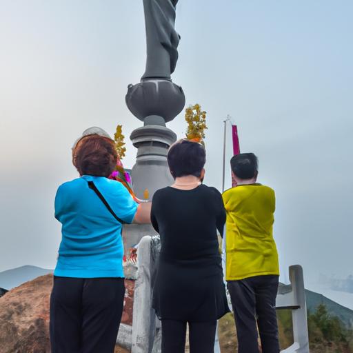 Đám Đông Người Đang Cầu Nguyện Tại Tượng Phật Bà Trên Đỉnh Núi Bà Đen