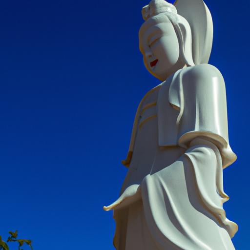 Điểm Nhìn Bên Của Tượng Phật Bà Quan Âm Tại Chùa Bút Tháp Bắc Ninh Trước Bầu Trời Xanh