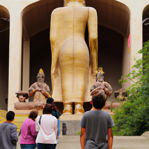 Du Khách Đến Tham Quan Tượng Phật Ngồi Lớn Nhất Đông Nam Á