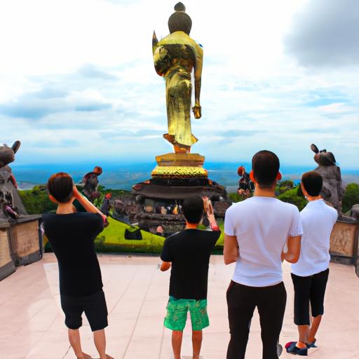 Du Khách Ngắm Tượng Phật Trên Núi Bà Đen