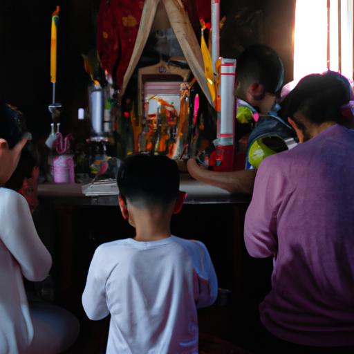 Một Gia Đình Cầu Nguyện Tại Ngai Bàn Thờ Của Họ Trong Một Ngày Lễ Truyền Thống Của Việt Nam