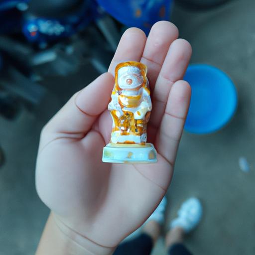 Một Người Cầm Một Tượng 'Tượng Thất Phật Dược Sư Shop Hoa Vo Uu' Nhỏ Trong Tay