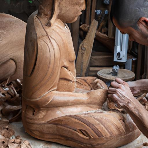Một Nghệ Nhân Tài Ba Đang Tạo Ra Tượng Phật Thích Ca Bằng Gỗ Trong Một Phòng Thợ.