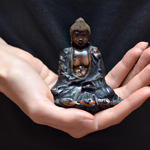 Người Cầm Tượng Phật A Di Đà Composite Nhỏ