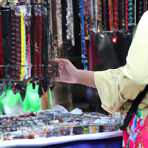 Người Phụ Nữ Đang Mặc Cả Một Vật Phẩm Tôn Giáo Tại Chợ