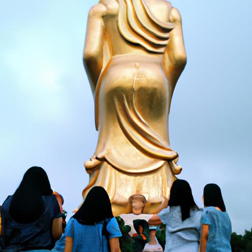 Nhóm Du Khách Ngắm Nhìn Tượng Tam Thế Phật Màu Vàng Khổng Lồ