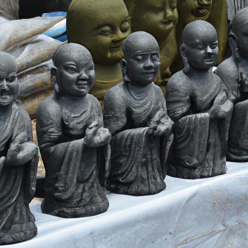 Những Tượng Phật Dược Sư Bằng Đá Được Trưng Bày Trên Gian Hàng Của Tiểu Thương