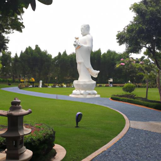 Tượng Tam Thế Phật Đứng Trong Khu Vườn Yên Bình