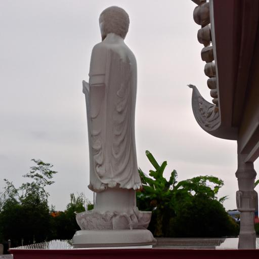 Tượng Phật A Di Đà Đứng Được Đặt Trên Nền Sen.