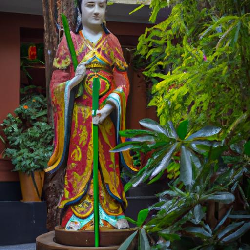 Tượng Phật Bà Quan Âm Bằng Gỗ Lớn Đứng Trong Một Khu Vườn Yên Bình.