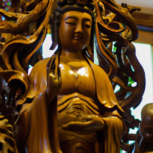 Tượng Phật Bà Quan Âm Bằng Gỗ Mít Được Chế Tác Tinh Xảo Với Chi Tiết Đầy Phong Cách Và Màu Sắc Vàng Óng