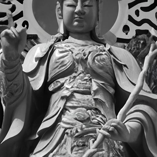 Hình Ảnh Đen Trắng Của Tượng Phật Bà Quan Âm Nghìn Mắt Nghìn Tay Với Các Chi Tiết Và Hoa Văn Phức Tạp.