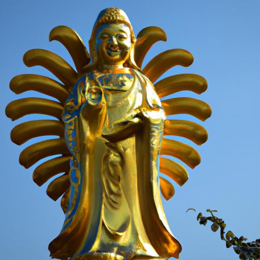 Tượng Phật Bà Quan Âm Vàng Óng Nổi Bật Dưới Ánh Nắng Ở Bắc Ninh