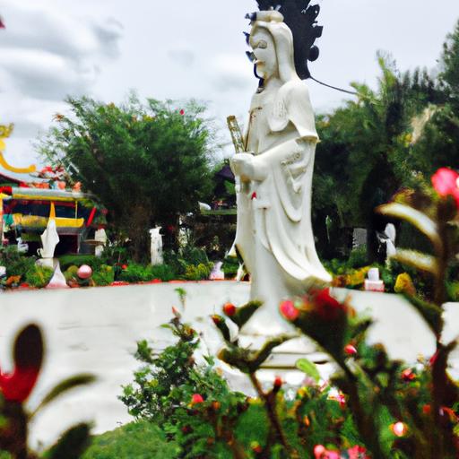 Tượng Phật Bà Quan Âm Với Vườn Cây Bình Yên Phía Sau