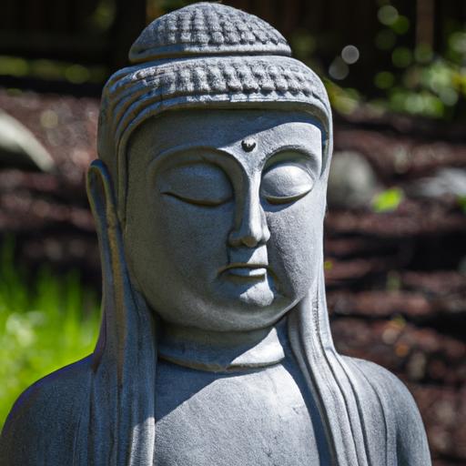 Tượng Phật Di Lặc Đá Trong Khu Vườn Yên Bình