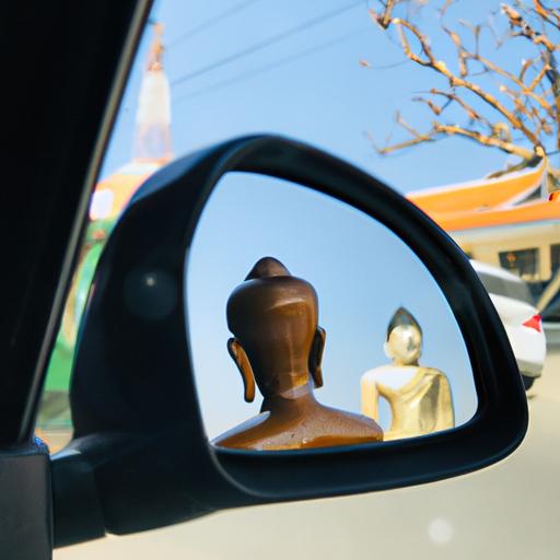 Tượng Phật Di Lặc Được Đặt Trên Gương Chiếu Hậu Của Xe Ô Tô