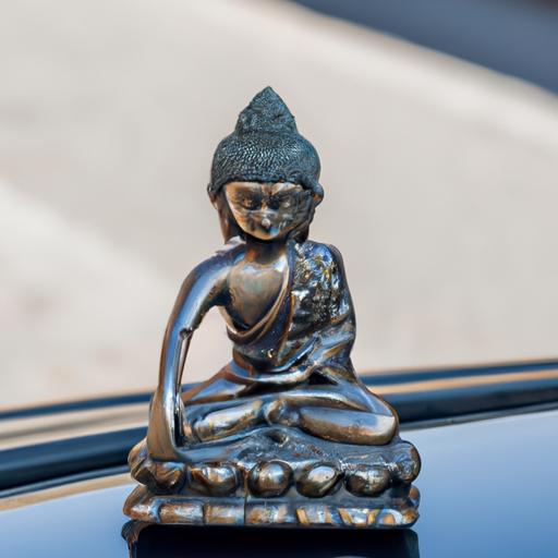 Tượng Phật Đồng Được Đặt Trên Nắp Ca-Pô Của Xe Ô Tô