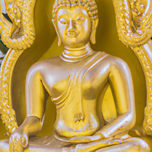 Tượng Phật Nhắm Mắt Màu Vàng Ngồi Duỗi Chân Trên Ngai Sen.