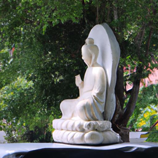 Tượng Phật Quan Âm Bằng Đá Trên Nóc Xe Ô Tô Giữa Thiên Nhiên