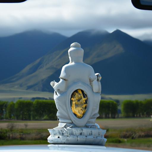 Tượng Phật Quan Âm Bằng Đá Trên Thân Xe Ô Tô Với Núi Non Xa Xôi Phía Sau