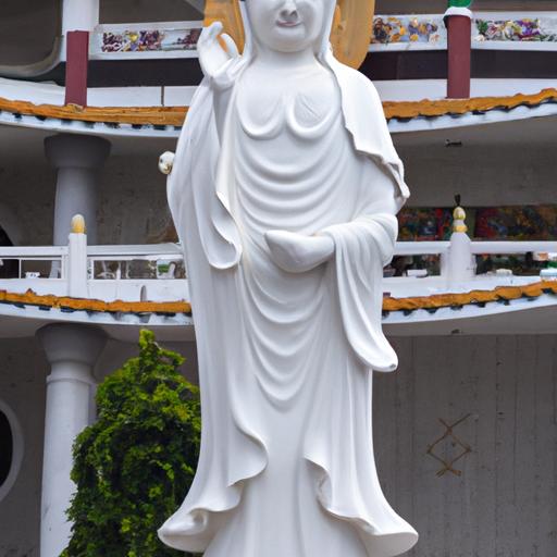 Tượng Phật Quan Âm Đứng Với Nét Mặt Thanh Tịnh