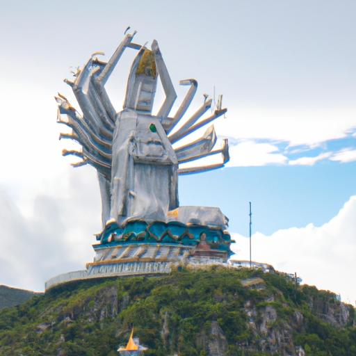 Tượng Phật Bà Quan Âm Nghìn Mắt Nghìn Tay Trên Đỉnh Núi