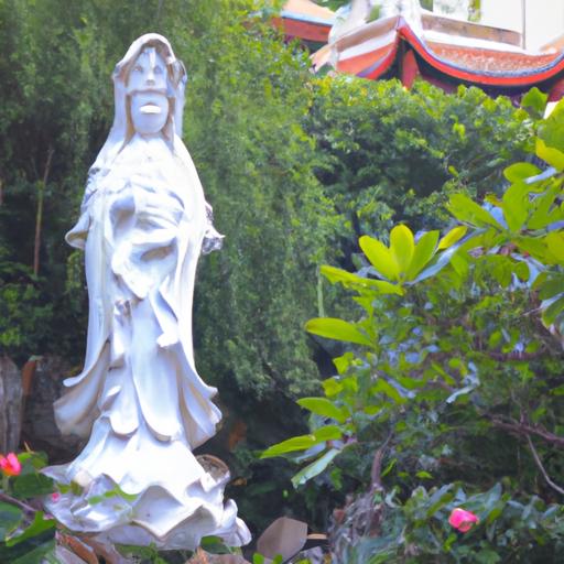 Tượng Phật Mẹ Quan Âm Giữa Một Khu Vườn Yên Bình.