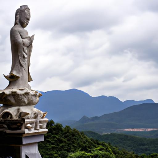 Tượng Phật Quan Âm Bằng Đá Non Nước Tuyệt Đẹp Với Nền Núi Phía Sau