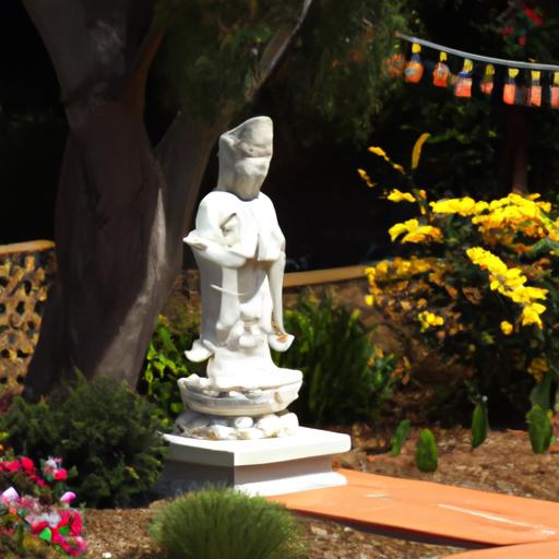Tượng Phật Quan Âm Bồ Tát Trong Khu Vườn Yên Bình