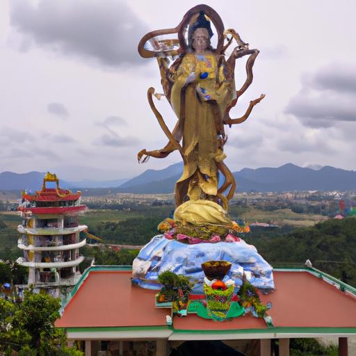 Tượng Phật Quan Âm Nghìn Mắt Nghìn Tay Trước Nền Núi Tuyệt Đẹp.